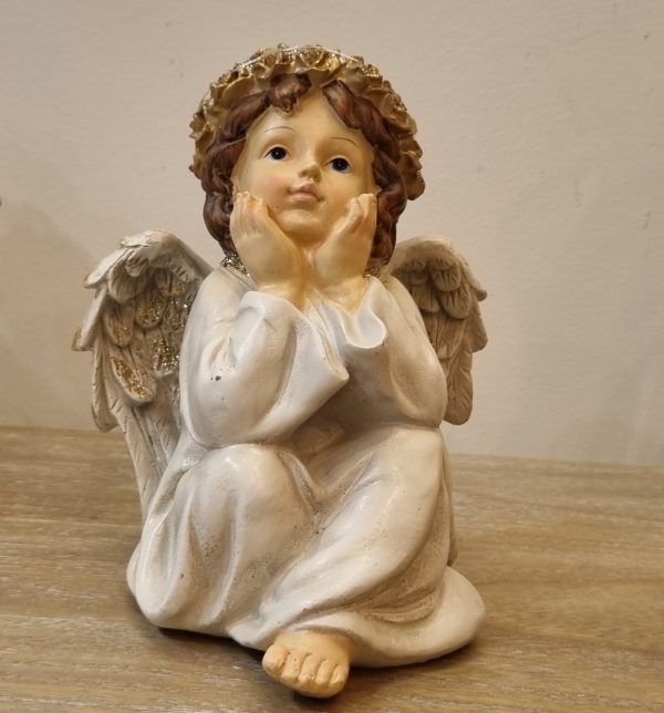 anjo sentado pensativo
